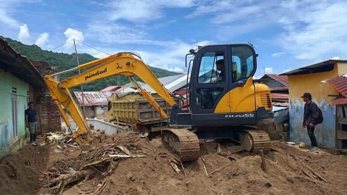 PENGERUKAN MATERIAL BANJIR: Sebuah ekskavator melakukan pengerukan endapan material yang terbawa banjir di saluran drainase Talumolo, Kota Gorontalo, Selasa (18/3/2025).