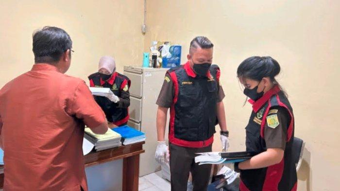 PENGGELEDAHAN - Kejari Gorontalo Utara saat menggeledah Kantor CV Nafa Karya dan Dinas PUPR Gorontalo Utara, Kamis (8/5/2025). Penggeledahan itu terkait dugaan korupsi Masjid Blok Plan Kabupaten Gorontalo Utara Tahun Anggaran 2022 senilai Rp6,8 miliar.