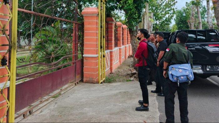 PENGGELEDAHAN -- Petugas Kejati Gorontalo saat melakukan penggeledahan di rumah pribadi mantan Wali Kota Gorontalo, Marten Taha, Selasa (25/6/2025).