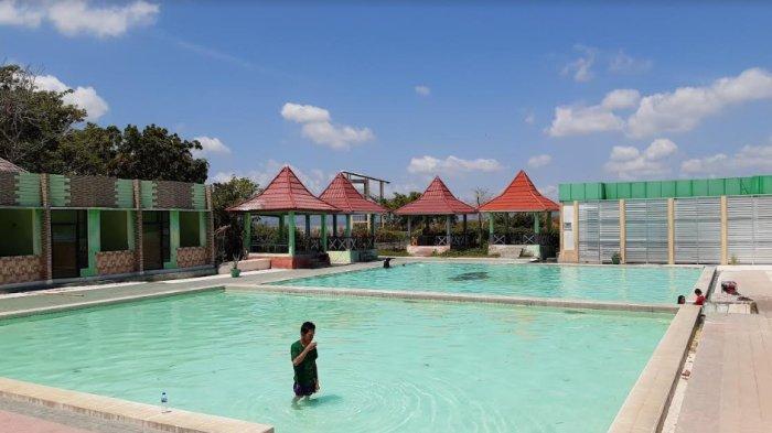 Seorang pengunjung di kolam Pentadio Resort yang luas, Sabtu (30/9/2023) FOTO: Rafiqatul Hinelo