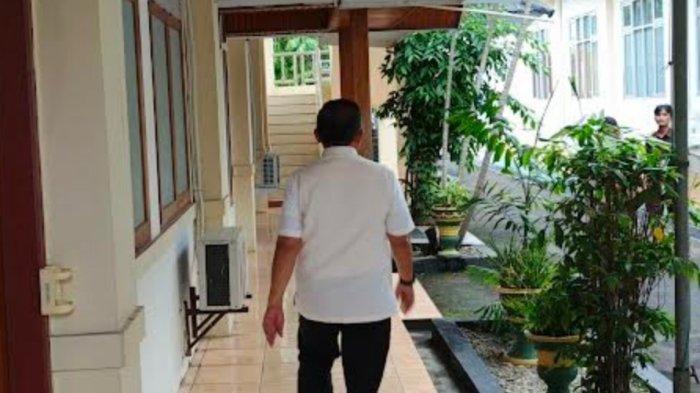 PERDIS - Eks Wali Kota Gorontalo Marten Taha, usai diperiksa Kejati Gorontalo soal perjalanan dinas, Kamis (24/4/2025). Marten diperiksa Kejati selama lima jam sejak pukul 09.00-14.50 Wita. FOTO: Arianto Panambang, TribunGorontalo.com