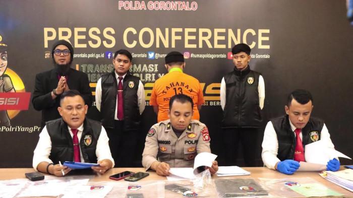 PERUMAHAN FIKTIF - Polda Gorontalo saat menggelar Press conference, Senin (21/7/2025). Tersangka diduga melakukan penipuan dan penggelapan dengan modus mengaku sebagai pengembang perumahan. Foto (Polda Gorontalo).