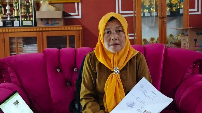 POLEMIK BUKU - Kepsek SDN 5 Dungaliyo saat diwawancarai TribunGorontalo.com, Selasa (6/5/2025) sore. Olis menegaskan pemesanan buku sesuai nota, spj dan pemeriksaan BPK, tak ada fiktif dalam pengadaan tersebut. FOTO: Arianto Panambang, TribunGorontalo.com