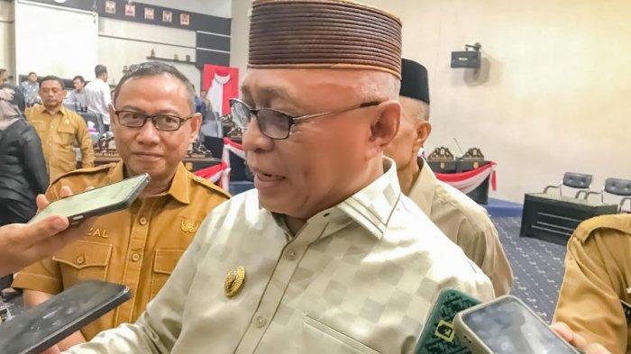POLEMIK HTI DI GORONTALO -- Bupati Gorontalo Sofyan Puhi saat diwawancarai terkait calon sekda merupakan eks anggota Hizbut Tahrir Indonesia (HTI), Selasa (6/5/2025). FOTO: Jefry Potabuga, TribunGorontalo.com
