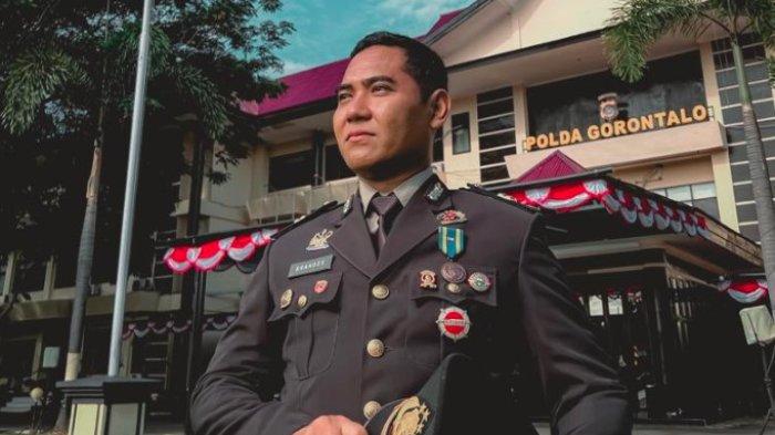 POLISI GORONTALO : Iptu Brandes, Anggota Polda Gorontalo yang mengoleksi banyak gelar, Jumat (27/6/2025). Brandes masih berencana menambah gelarnya dengan Filsafat dan Akuntansi.