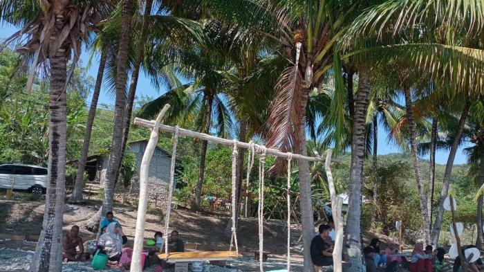 Ayunan yang memanjakan pengunjung Pantai Batu Tembaga Park, Desa Tambo'o, Kecamatan Bone Pantai. FOTO: Herjianto Tangahu