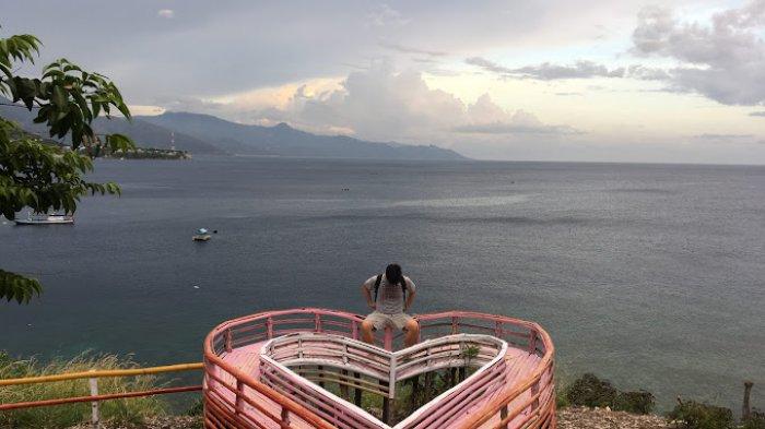 Bukit Pantai Dulanga menghadap ke Teluk Tomini.