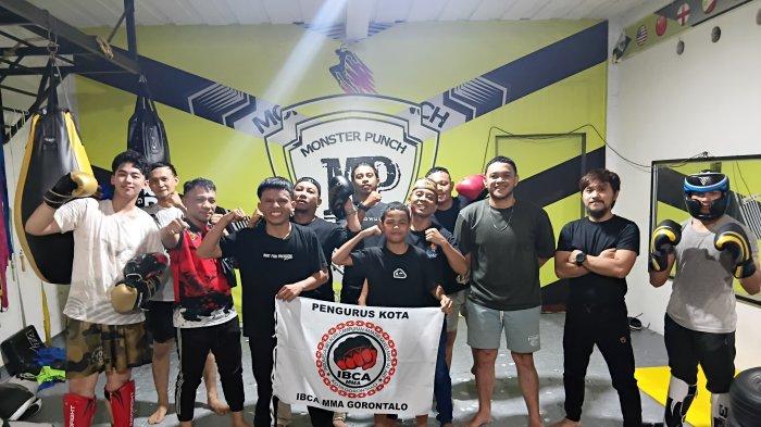 ATLET MMA  -- Para atlet IBCA MMA Kota Gorontalo. Tiga atlet MMA Kota Gorontalo optimis meraih medali emas pada ajang National Championship Youth and Junior.
