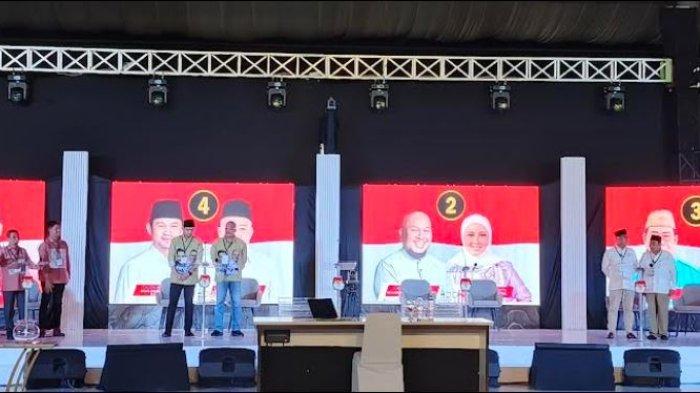 Para pasangan calon Wali Kota Gorontalo hadir di podium saat debat Pilkada 2024 di Grand Sumber Ria pada Rabu (23/10/2024).