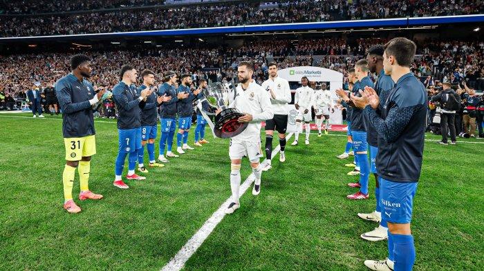Para pemain Alaves memberikan guard of honour kepada pemain Real Madrid yang telah memenangkan trofi Liga Spanyol musim 2023/2024.