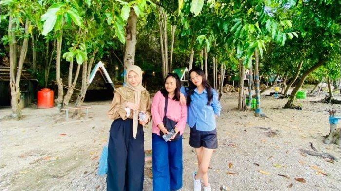 Para pengunjung antusias saat tiba di Pantai Karang Oluhuta, Minggu (10/11/2024).