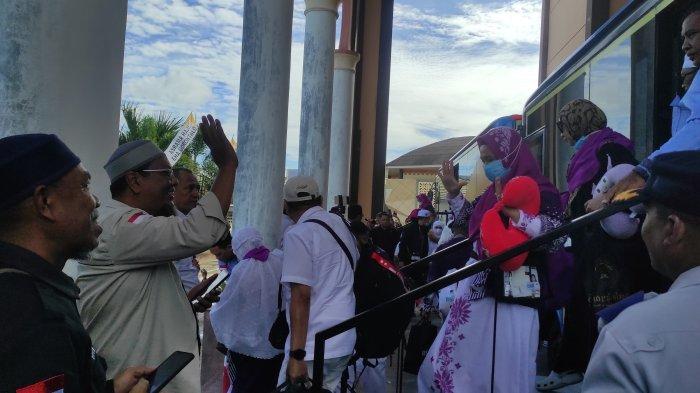 JEMAAH HAJI -- Para petugas dan keluarga melambaikan tangan ke arah jemaah haji. Ratusan jemaah kloter 28 tiba di Embarkasi Haji Antara pada Selasa (1/6/2025).