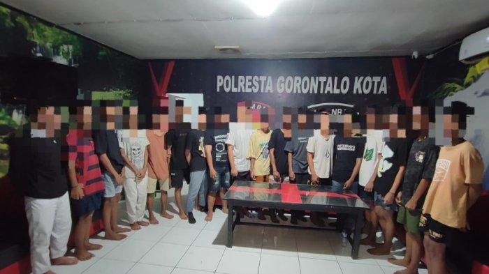 Para terduga kasus pengeroyokan diamankan di Markas Polresta Gorontalo Kota pada Rabu (30/10/2024) malam.