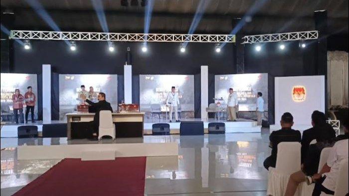 Ketegangan terjadi  di tengah debat pertama calon Wali Kota Gorontalo. Pasangan Adhan Dambea dan Indra Gobel memprotes sang moderator.