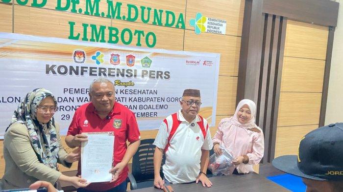 Pasangan Calon Sofyan Puhi dan Tonny Yunus setelah melakukan pemeriksaan kesehatan di RSUD MM Dunda Limboto, Jumat (30/8/2024)