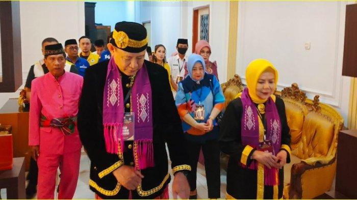 Paslon Gusnar Ismail dan Idah Syahidah sewaktu tiba di KPU Provinsi Gorontalo pada Kamis (29/8/2024).