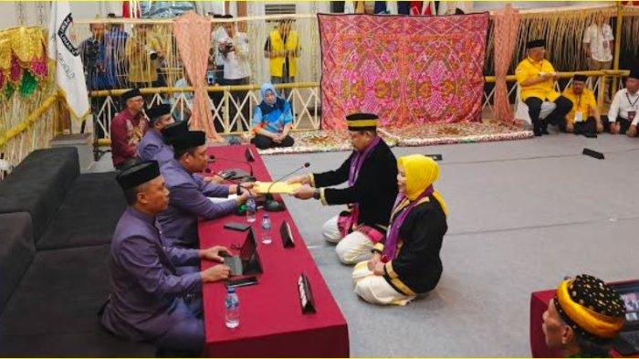 Paslon Gusnar Ismail dan Idah Syahidah menyerahkan berkas ke KPU Provinsi Gorontalo pada Kamis (29/8/2024).