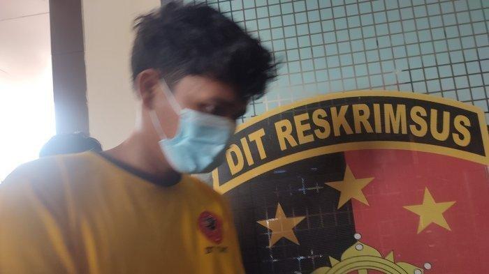 Pelaku pelecehan seksual terhadap anak di bawah umur, saat dihadirkan dalam ungkap kasus di Mapolda Jabar, Rabu (1/5/2024).