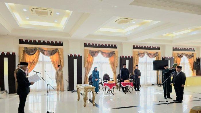 Pelantikan dan Pengambilan sumpah Kepala Dinas Kependudukan Pencacatan Sipil serta Pemberdayaan Masyarakat dan Desa (Dukcapil-PMD) oleh Pj Gubernur Gorontalo Rudy Salahuddin, Senin, (2/12/2024).