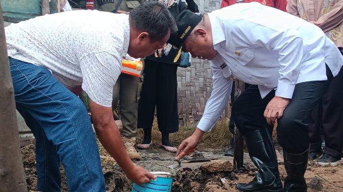 PEMBANGUNAN JAMBAN - Potret Wakil Bupati (Wabup) Gorontalo, Tonny Junus saat peletakan batu pertama pembangunan jamban di Kelurahan Kayu Bulan Kecamatan Limboto, Kabupaten Gorontalo, Provinsi Gorontalo, Kamis (24/4/2025). (Foto Humas Pemkab Gorontalo)