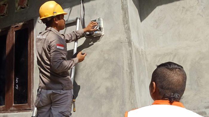 Pemasangan meteran listrik di rumah seorang warga Bone Bolango, Gorontalo.