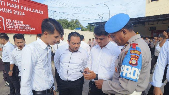 Pemeriksaan ponsel anggota Polresta Gorontalo Kota.