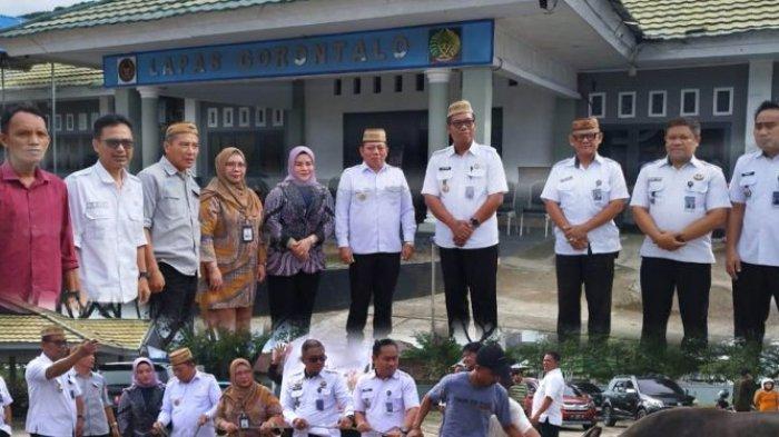 PERAYAAN IDULADHA - Pemerintah Kabupaten Bone Bolango memberikan satu ekor sapi kurban kepada warga binaan di Lembaga Pemasyarakatan (Lapas) Gorontalo, Rabu (4/6/2025).