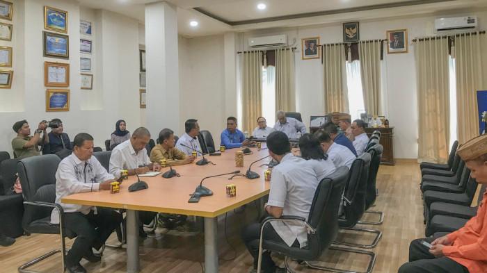 WADUK BULANGO ULU -- Pemkab Bone Bolango rapat bersama Staf Ahli Kementerian Pekerjaan Umum dan Perumahan Rakyat (KemenPUPR) Bidang Keterpaduan Pembangunan di Kantor Bupati Bone Bolango pada Kamis (24/7/2025) KemenPUPR mendesak Pemkab Bonebol segera menyelesaikan pembebasan lahan. (Sumber Foto: TribunGorontalo.com/Jefri Potabuga)