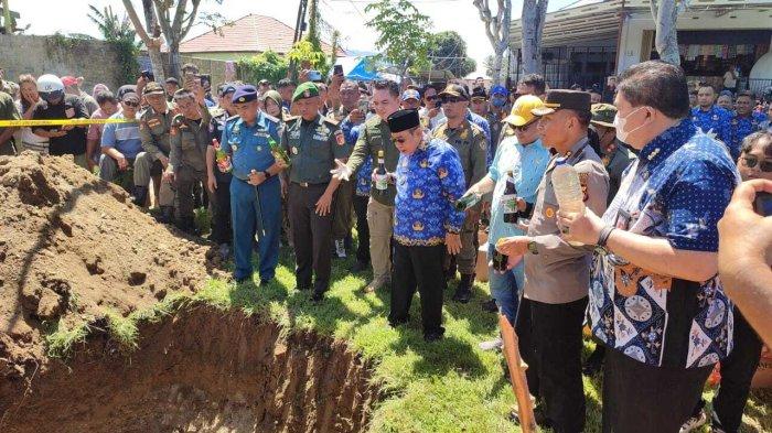 PEMUSNAHAN MIRAS - Potret Wali Kota Gorontalo (berbaju Korpri), saat melakukan pemusnahan miras di lapangan Padebuolo, Kecamatan Kota Timur, Kota Gorontalo, Kamis (17/4/2025). Pemusnahan disaksikan warga setempat.