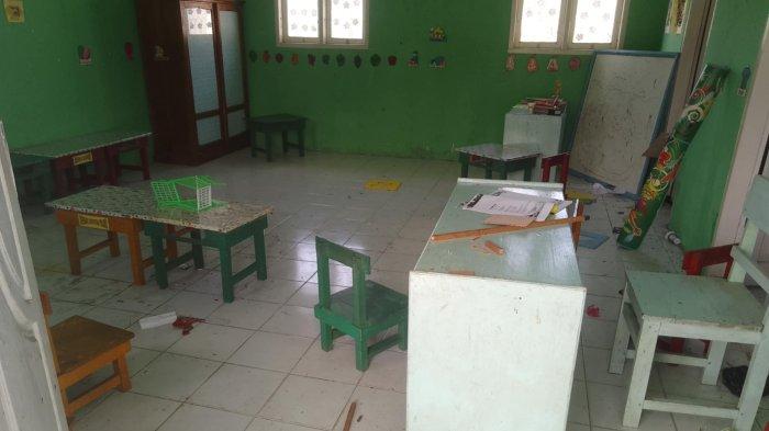 SEKOLAH DIRUSAK — Penampakan ruang kelas PAUD Tunas Bangsa di Desa Popaya, Kecamatan Dengilo, Kabupaten Pohuwato. Guru resah sekolah dijebol oleh oknum tidak bertanggung jawab.