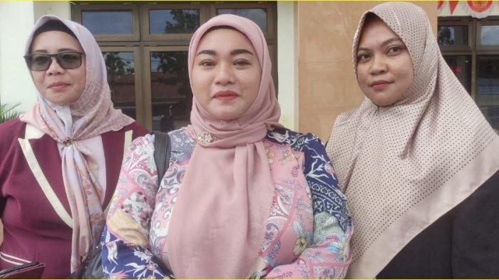 Penamping Hukum Korban, Nismawati Male (tengah) melaporkan rektor UNU Gorontalo atas dugaan pelecehan