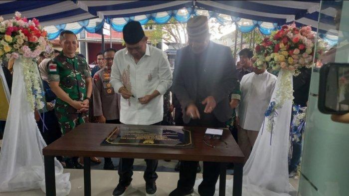 Penandatanganan prasasti oleh Pj Gubernur Gorontalo Ismail Pakaya dan Direktur Pemberitaan Tribun Network Febby Mahendra Putra.