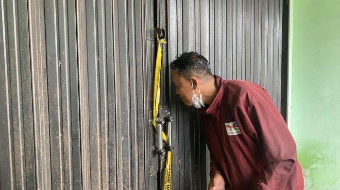 TKP jasad bocah terbungkus sarung yang ditemukan di sebuah ruko kosong di Jalan Inspeksi Kalimalang, Kampung Jati Baru, Tambun Selatan, Kabupaten Bekasi, Senin (6/1/2025)