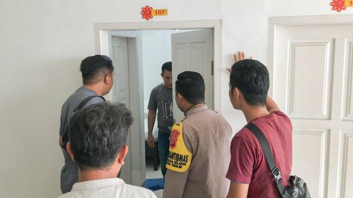 PENEMUAN MAYAT -- Sejumlah petugas kepolisian melakukan olah TKP penemuan mayat pria di penginapan Kota Gorontalo, Rabu (25/6/2025). Korban merupakan warga Jakarta. (Sumber Foto: TribunGorontalo.com/Jefri Potabuga.