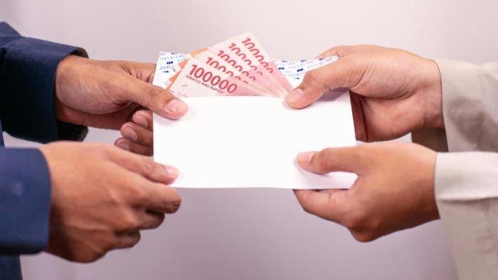 KOPERASI SISWA - Ilustrasi pemberian amplop berisi uang rupiah pecahan seratus ribuan. Sejumlah wali murid mempertanyakan kejelasan dana koperasi siswa SMP Negeri 1 Kota Gorontalo.