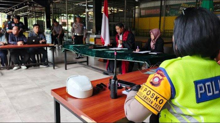 SIDANG PENGENDARA - Pengadilan Negeri Gorontalo menggelar sidang terhadap puluhan pengendara yang melanggar aturan lalu lintas, di kawasan Raja Es, Wongkaditi Barat, Kecamatan Kota Utara, Kota Gorontalo, Jumat (14/2/2025). Sidang ini dilaksanakan sebagai tindaklanjut dari Operasi Keselamatan yang dilaksanakan Ditlantas Polda Gorontalo dan Sat Lantas Polresta Gorontalo Kota.