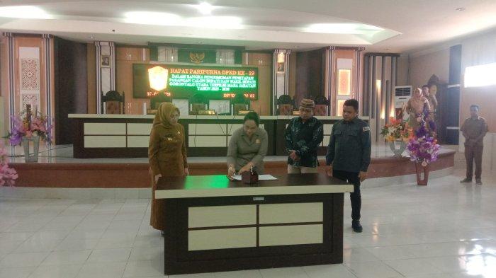 BUPATI TERPILIH -- (Foto dari kiri ke kanan) Pj Bupati Sila Botutihe,Wakil Ketua DPRD Deisy Sandra Maryana Datau, Ketua KPU Sofyan Jakfar, dan Staf Bawaslu Gorut. DPRD Gorut mengumumkan Thariq Modanggu dan Nurjannah Yusuf sebagai bupati dan wakil bupati terpilih Pilkada 2024.