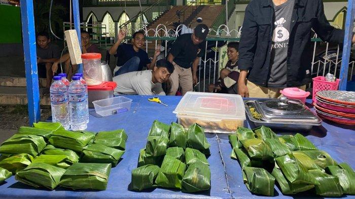 Penjual makanan di depan masjid Sabilurrasyad Universitas Negeri Gorontalo (TribunGorontalo.com/Tika Habibie)
