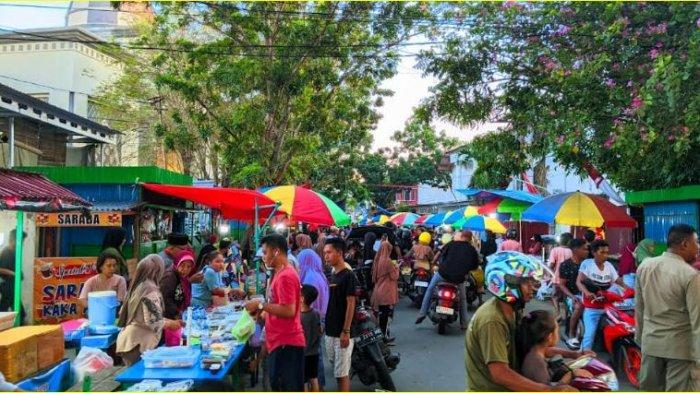 Penjual takjil di kawasan Menara Keagungan Limboto