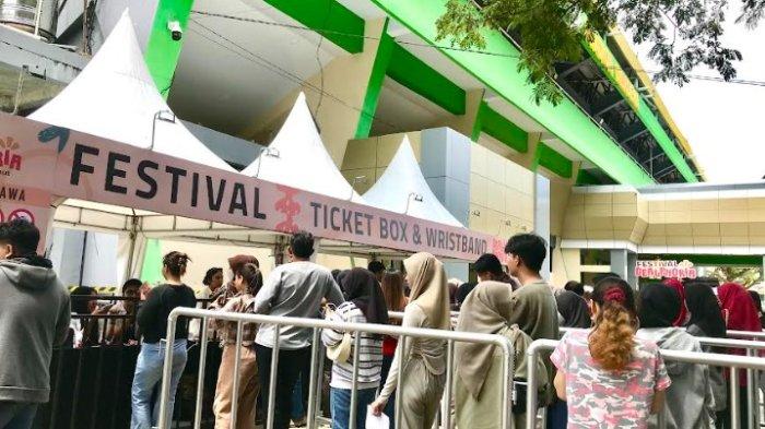 Penonton Konser Mahalini yang sedang antre menukarkan tiket di Stadion Merdeka, Nani Wartabone, Kota Gorontalo, Provinsi Gorontalo