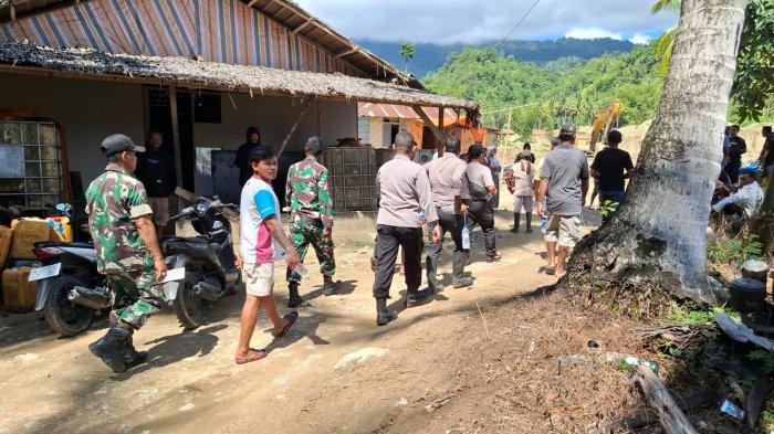 Personel TNI dan Polri menuju lokasi evakuasi tukang sensor tewas di hutan Pohuwato, Gorontalo, Jumat (10/1/2024).