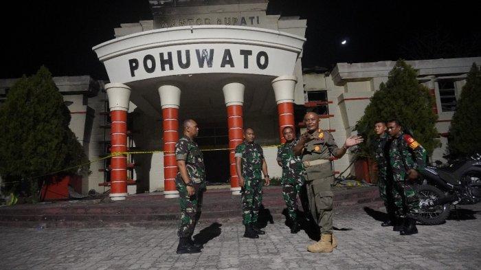 Para personel Polri, TNI, Satpol PP berjaga di kantor Bupati Pohuwato yang terbakar. FOTO AgungPanto/TribunGorontalo.com.