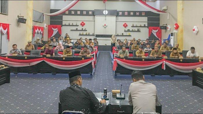Perwakilan aparat desa di Kabupaten Gorontalo gelar Rapat Dengar Pendapat dengan Pemerintah Daerah Kabupaten Gorontalo di Kantor DPRD Kabupaten Gorontalo, Selasa (3/12/2024).