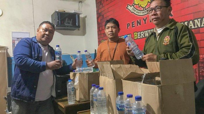 RAZIA PEKAT -- Petugas Satpol PP Kota Gorontalo mengamankan puluhan botol miras dari warung milik warga, Rabu (9/7/2025). Satpol PP menyasar kios, hingga indekos di Kota Gorontalo.