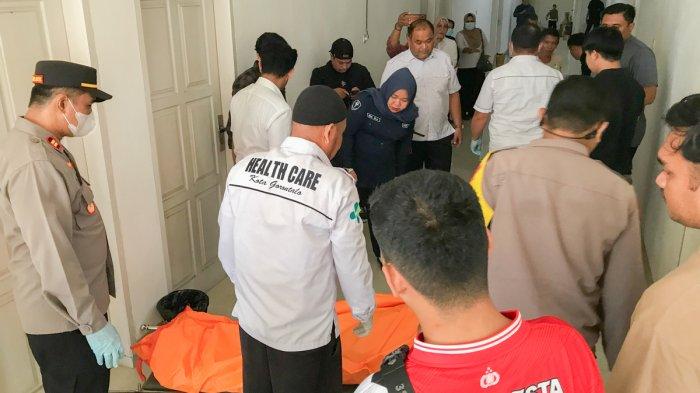 PENEMUAN MAYAT -- Pihak kepolisian mengevakuasi mayat pria dari kamar penginapan di Kota Gorontalo, Rabu (25/6/2025).. Korban merupakan warga Jakarta, (Sumber Foto: TribunGorontalo.com/Jefri Potabuga)