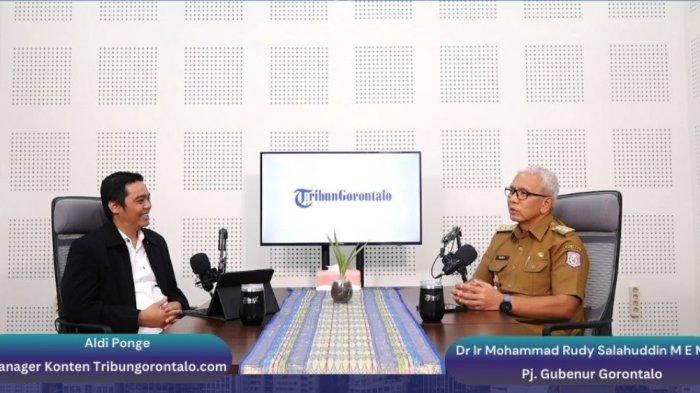 Pj Gubernur Gorontalo Rudy Salahuddin saat wawancara eksklusif TribunGorontalo.com dalam Tribun Podcast edisi Tribun Ngopi 'Ngobrol Sang Pemimpin' yang dipandu Manajer Content TribunGorontalo.com, Aldi Ponge.