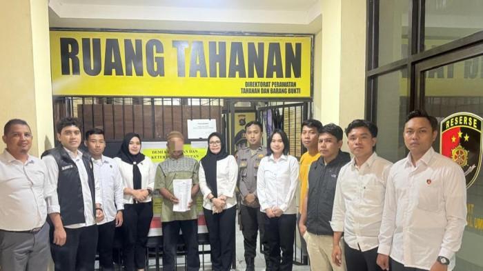 KASUS PENCABULAN - ‎Subdit IV Renakta Ditreskrimum Polda Gorontalo saat melakukan penahanan terhadap terduga pelaku kekerasan seksual pada Senin (21/7/2025). Pelaku merupakan pria paruh baya asal Kabupaten Boalemo. *(Sumber Foto: Polda Gorontalo).