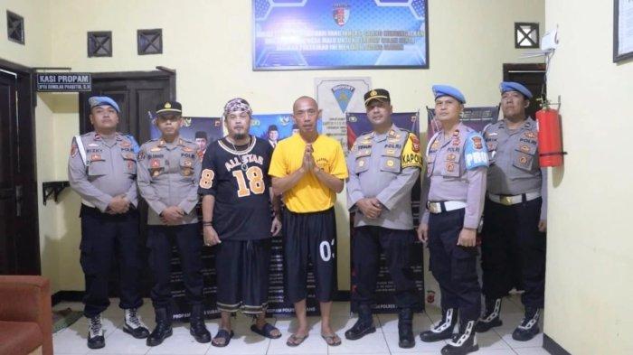 POLISI HINA SENIMAN-Viral, Oknum Polisi Aiptu Hendra Berbaju Tahan Usai Hina Seniman di Sebuah Hajatan Subang, Jabar. Viral di media sosial aksi polisi botak yang menghina seniman dalam sebuah hajatan. Dalam cuplikan video yang beredar di sosial media polisi itu berdiri di atas panggung tanpa mengenakan seragam polisi hanya mengenakan pakaian dinas polri.