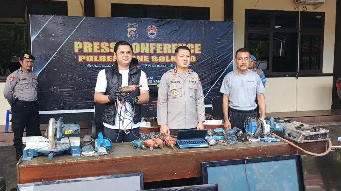 PENCURIAN ELEKTRONIK - Polres Bone Bolango menggelar konferensi pers kasus pencurian alat kelektronik, Jumat (20/6/2025). Kedua tersangka yang berprofesi sebagai tukang bentor. (Sumber Foto: TribunGorontalo.com/ Arianto Panambang).