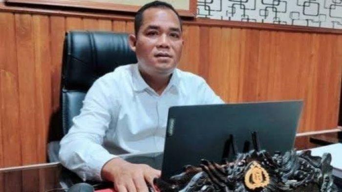 POLRES MINAHASA - Kasat Reskrim Polres Minahasa AKP Edi Susanto saat berada di ruang kerjanya di Mapolres Minahasa, Jalan Manguni, Kembuan, Tondano Utara, Minahasa, Sulawesi Utara beberapa waktu yang lalu. Terkini, Senin (3/2/2025) Edi Susanto tengah mengusut kasus penikaman yang menewaskan seorang sopir.